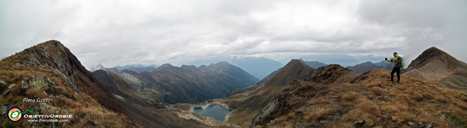 19.1 Panoramica verso la Valle del Livrio e verso Cima di Venina sulla dx.jpg